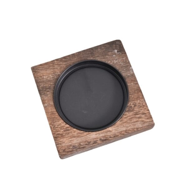 Rustikaler Kerzenteller aus Holz mit schwarzem Metalleinsatz. Kerzenuntersetzer Großhandel.