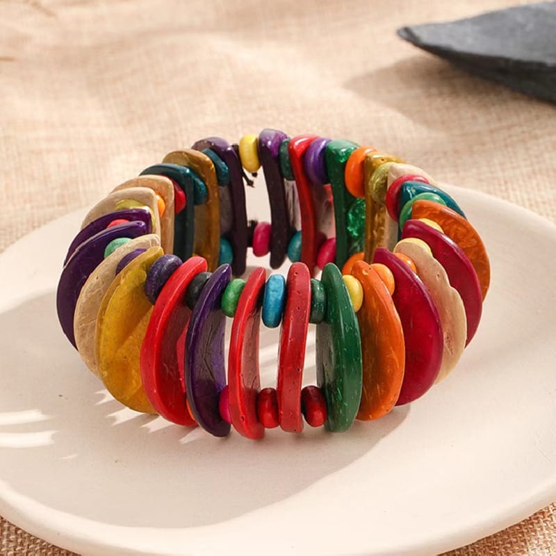 Buntes Boho-Holzarmband mit Vintage-Holzperlen auf einem Teller.