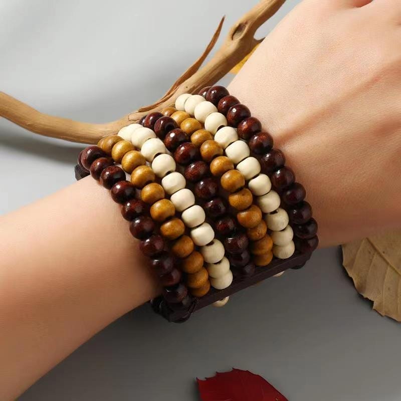 Handgefertigtes Boho-Armband aus Holzperlen in Braun-, Beige- und Cremetönen.