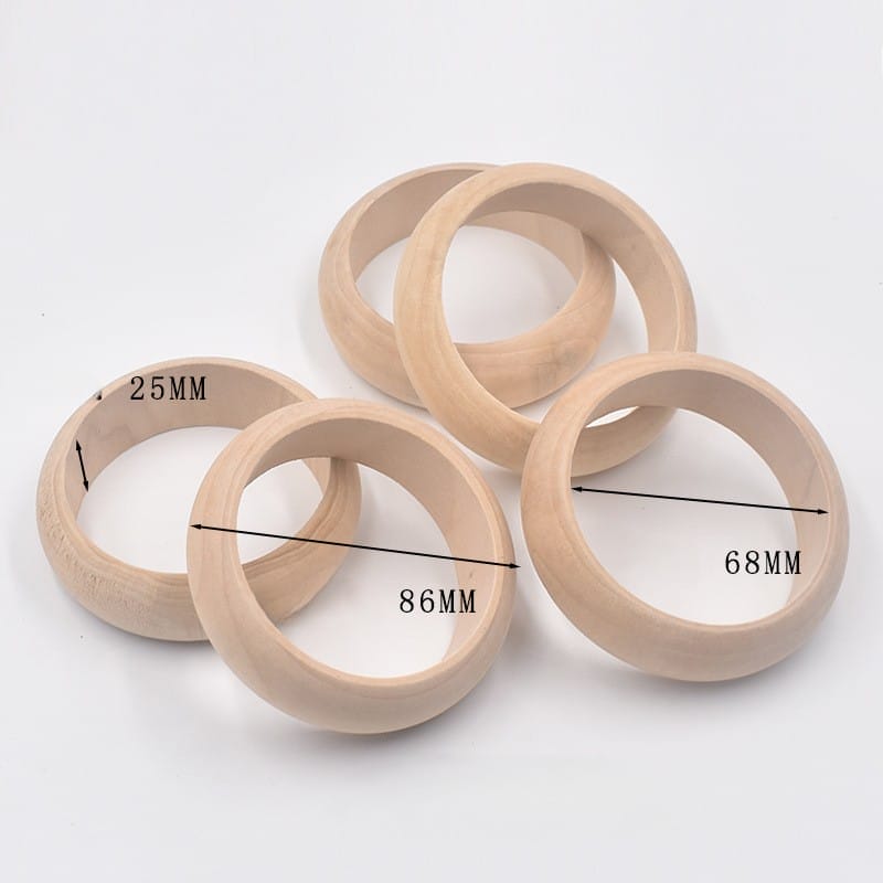 Rohe Holzarmbänder in verschiedenen Größen (25mm, 68mm, 86mm) für DIY-Projekte.