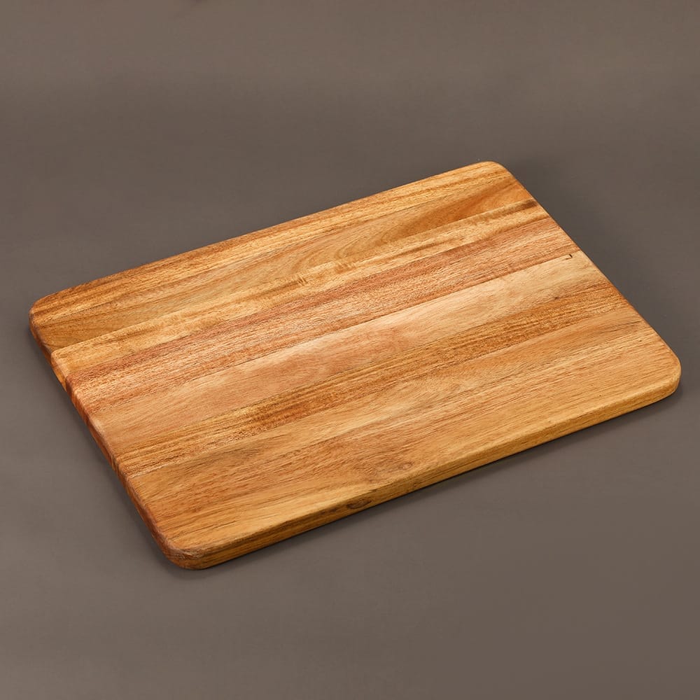 Modernes Frühstücksbrettchen aus Holz, doppelseitiges Schneidebrett auf grauem Hintergrund.