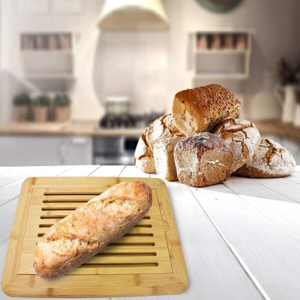 Brot auf Bambus Brotschneidebrett vor verschiedenen Brotsorten. Holz Brotschneidebrett.