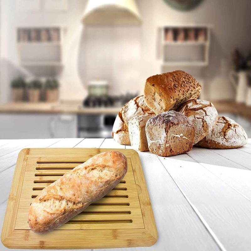 Brot auf Bambus Brotschneidebrett vor verschiedenen Brotsorten. Holz Brotschneidebrett.