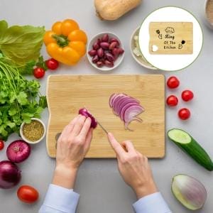 Zwiebeln schneiden auf Holz Schneidebrett mit Gravur. Gemüse und Zutaten für die Küche.