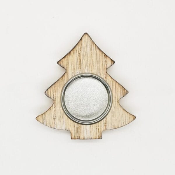 Weihnachtlicher Kerzenhalter aus Holz in Tannenbaumform mit silbernem Einsatz.