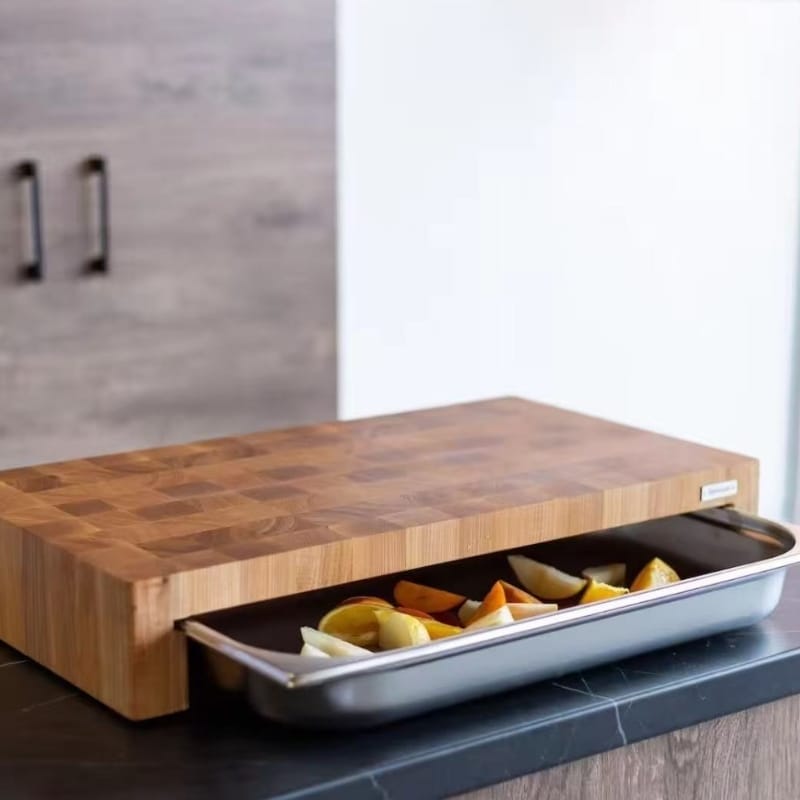 Holz Schneidebrett mit Schublade und geschnittenem Obst. Multifunktionales Schneidebrett.