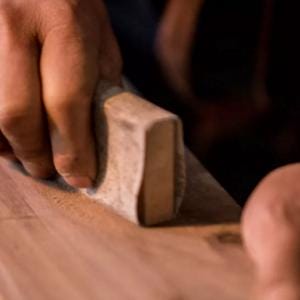 Holzschneidebrett wird geschliffen. Herstellung eines Schneidebretts für den Großhandel.