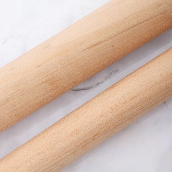 Zwei Teigroller aus Holz, ideal für Gastronomie, lebensmittelecht und robust.