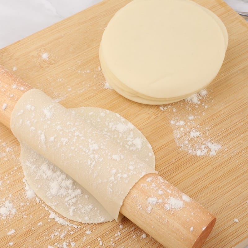 Teigroller aus Holz mit Teigplatten auf Holzbrett. Solide und robust für Gastronomie.