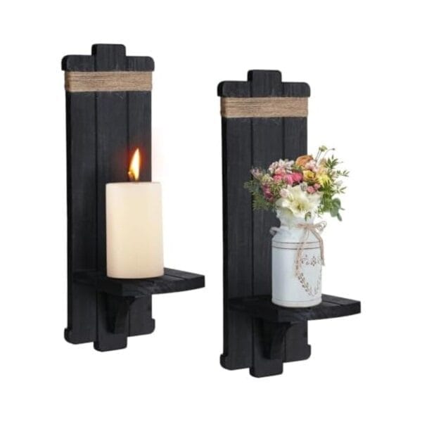Zwei rustikale Wandkerzenhalter aus Holz, einer mit Kerze, einer mit Blumen.