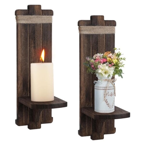 Rustikale Wandkerzenhalter aus Holz mit Kerze und Blumen. Dekorationsregale.