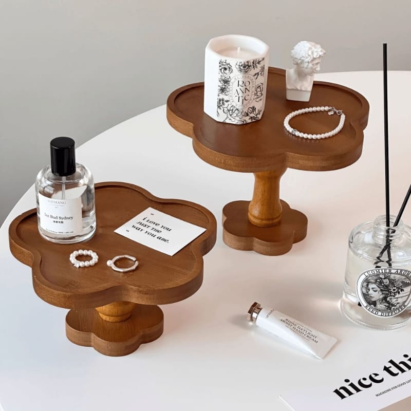 Dekorative Holztabletts im Vintage Blumen-Design mit Kerze, Schmuck und Aromatherapie.