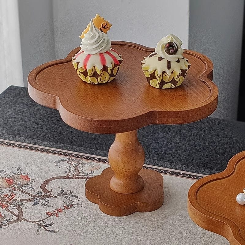 Holz Dekotablett mit Füßen und zwei Cupcakes. Vintage Blumen-Design.