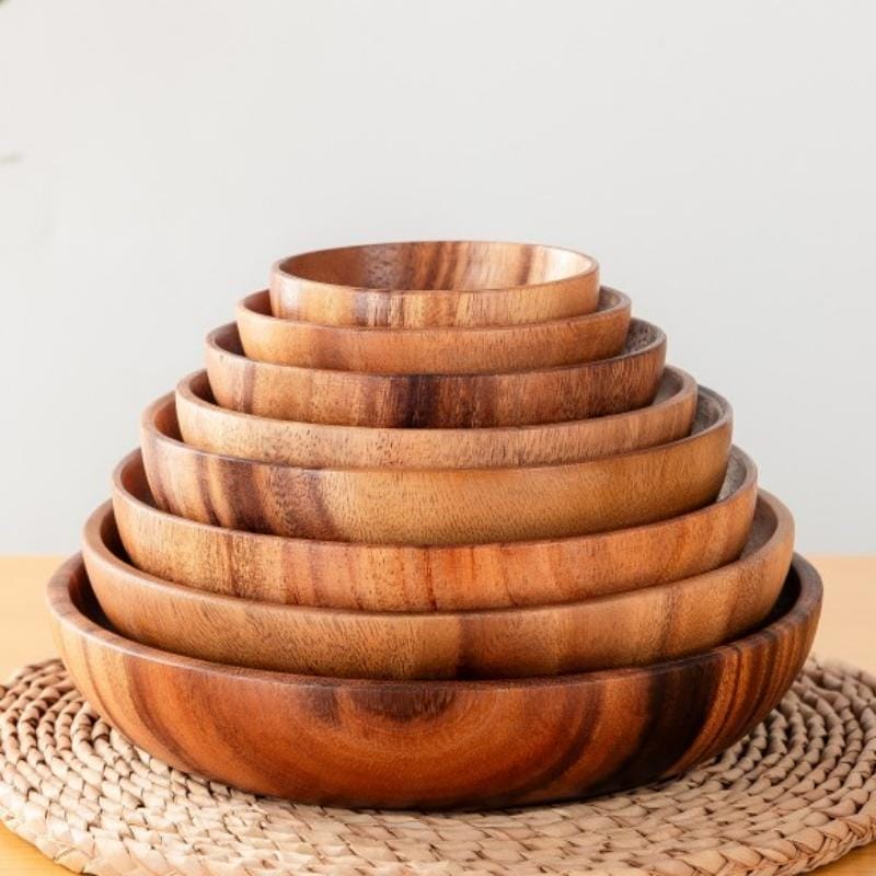 Gestapelte flache Holzschalen, nachhaltige Küchenschüsseln in verschiedenen Größen.