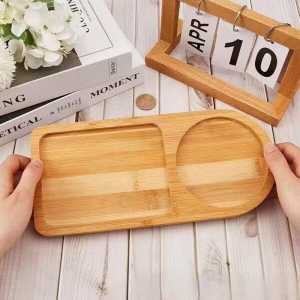 Holz Serviertablett mit zwei Fächern für Frühstück oder Nachmittagstee.