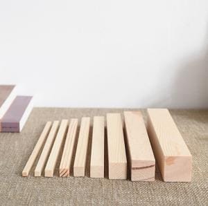 Holzstäbe eckig aus Kiefernholz in verschiedenen Größen für Bastelprojekte.