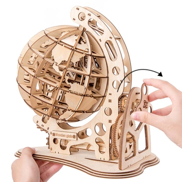 3D Globus Puzzle aus Holz, mechanisches DIY Modell in Bewegung. "Wooden Globe" Schriftzug.