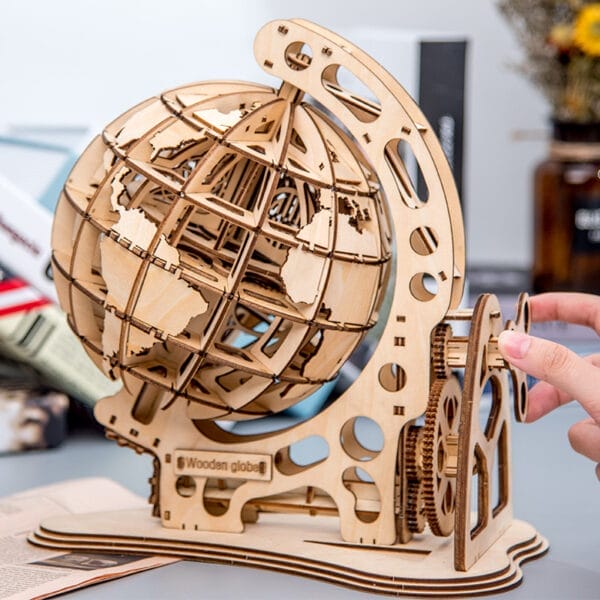 3D Globus Puzzle aus Holz, mechanisches DIY Modell. "Wooden globe" ist auf dem Sockel zu lesen.