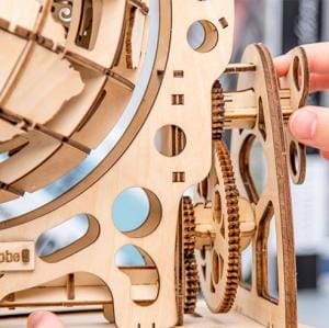 Detailaufnahme eines hölzernen 3D Globus Puzzles, DIY Modell mit Zahnrädern.