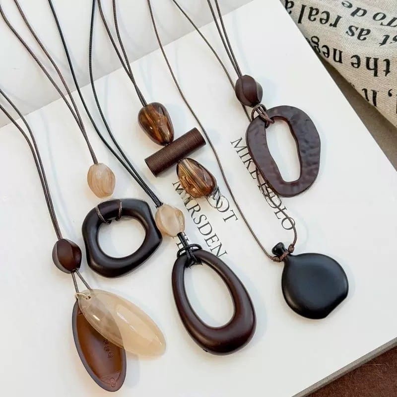 Großhandel Holz Kettenanhänger: Auswahl an natürlichen Holzschmuck Ketten.