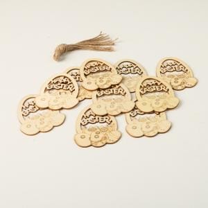 Ostern Holzornamente: DIY Eier Anhänger mit "Happy Easter" Schriftzug und Juteband.