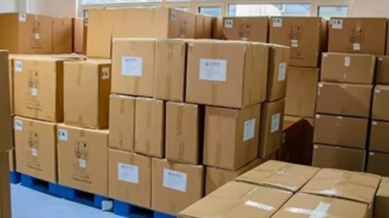 Stacks of cardboard boxes on a blue pallet, ready for shipping and packaging.