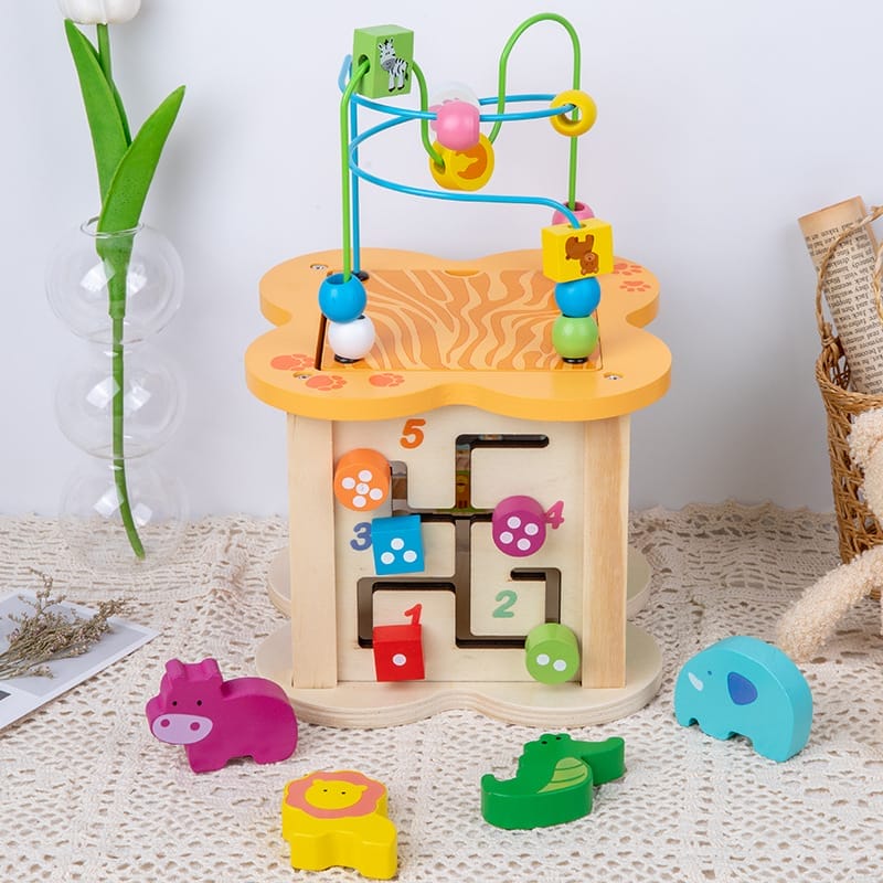 Buntes Holzspielzeug: Motorikwürfel mit Zahlen, Tierformen und Drahtlabyrinth für Kinder.