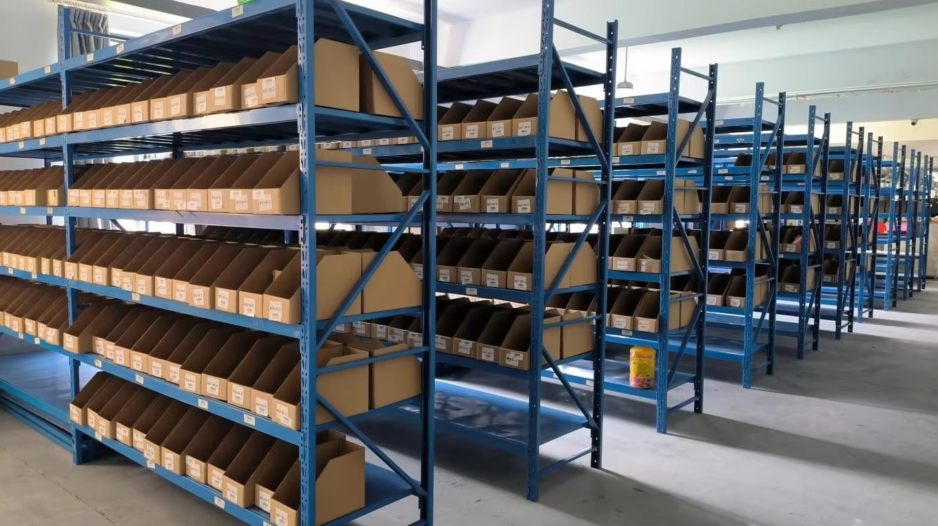 Lagerregale mit übersichtlich sortierten Kartons