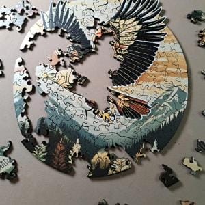 Adler Puzzle, ein Holzpuzzle für Erwachsene, zeigt einen Adler über einer Berglandschaft.