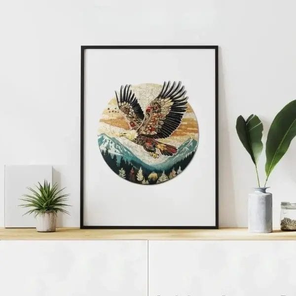 Adler Puzzle: Holzpuzzle mit Adler im Flug über Berglandschaft, gerahmt.