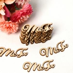 Holzbuchstaben "Me Too" für Bastelarbeiten, neben Blumen. Dekorative Buchstaben für Hochzeiten.