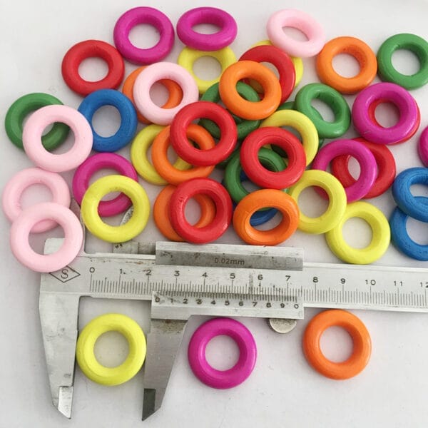 Bunte Holzringe in verschiedenen Farben und Größen, gemessen mit einem Messschieber. Großhandel, OEM möglich.