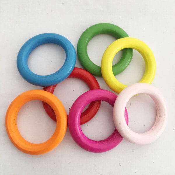 Bunte Holzringe in verschiedenen Farben. Großhandel, OEM möglich.