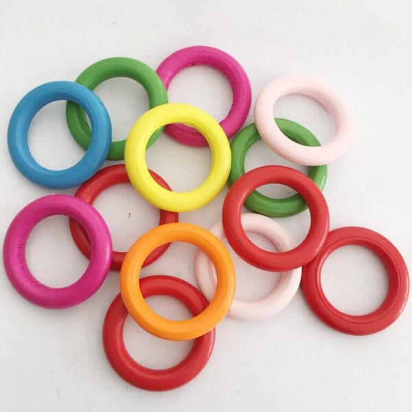 Bunte Holzringe in verschiedenen Farben. Großhandel, mehrere Größen.