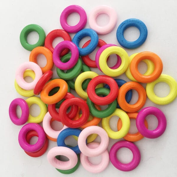Bunte Holzringe in verschiedenen Farben und Größen. Großhandel.