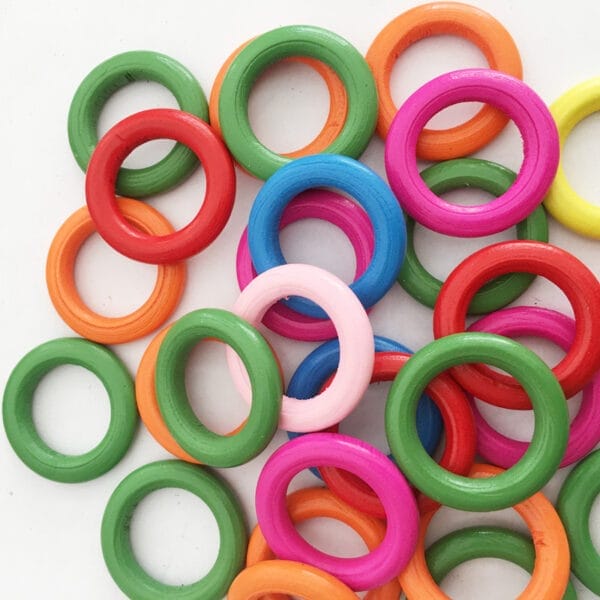 Bunte Holzringe in verschiedenen Farben. Großhandel für Holzringe, OEM möglich.