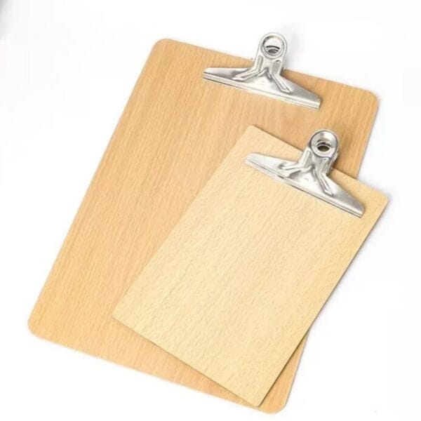 Holz Klemmbretter A4, Großhandel. Zwei Klemmbretter aus Holz in verschiedenen Größen.