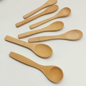 Holz Löffel Großhandel: Mehrere Holzlöffel für Kaffee, Essen und Trinken.