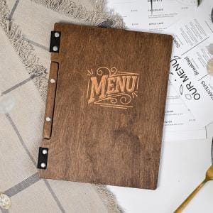 Holz Menükarte mit Aufdruck "MENU". Individuelle Holz-Menümappe für Restaurants.