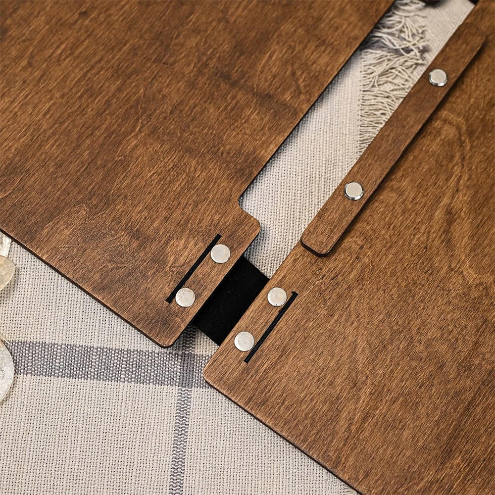 Holzmenühalter mit Nieten auf karierter Tischdecke. Rustikales Design für Speisekarten.