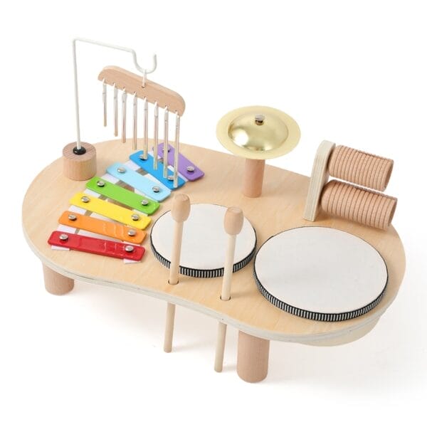 Holz Spieltisch für Babys: Xylophon, Trommeln, Becken und Rhythmusinstrumente auf einem nachhaltigen Musik-Spieltisch.