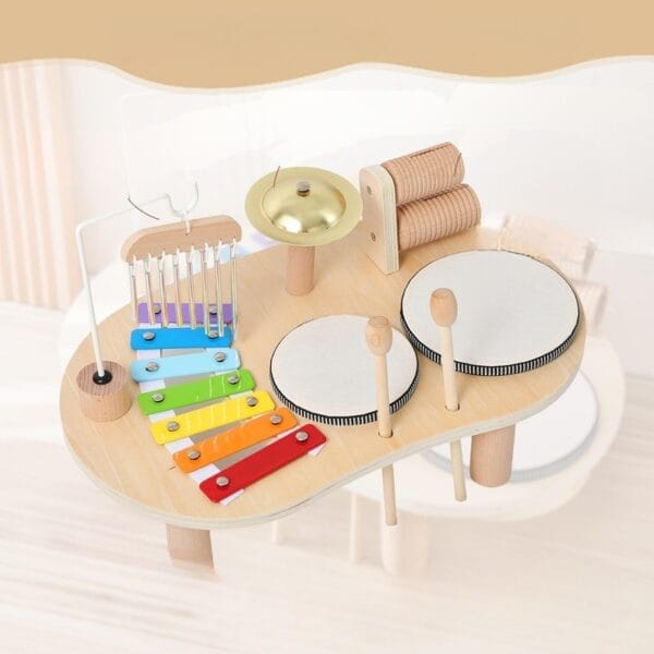 Holz Musik-Spieltisch für Babys: Xylophon, Trommeln und Becken auf einem nachhaltigen Spieltisch.