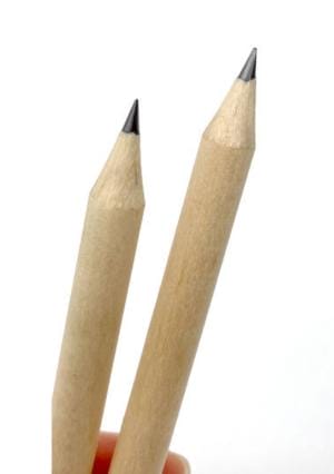 Zwei kurze Holzstifte mit Bleistiftmine. Großhandel Holzstifte.
