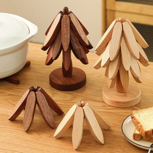 Holz Topfuntersetzer Baum-Design: Naturholz Untersetzer in Baumform, hell und dunkel, auf Holztisch.