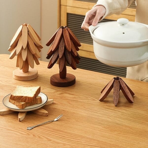 Holz Topfuntersetzer Baum-Design: Naturholz Untersetzer Set in Baumform auf Tisch mit Geschirr und Topf.
