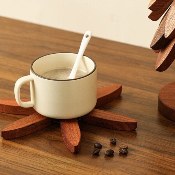 Holz Topfuntersetzer Baum-Design mit Tasse und Kaffeebohnen auf Holztisch.