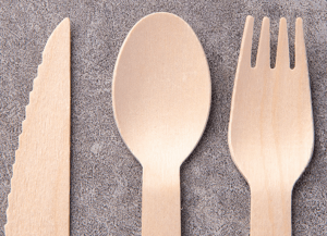 Holzbesteck: Einweg Gabel, Messer und Löffel aus Holz.