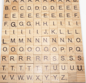 Nahaufnahme von Buchenholz-Grossbuchstaben, Scrabble-Buchstaben, Bastelbedarf.