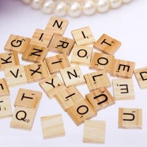 Holz-Grossbuchstaben, Scrabble-Buchstaben aus Buchenholz. Buchstaben: G, K, V, X, T, Q, N, R, I, O, E, U, Y, Z.