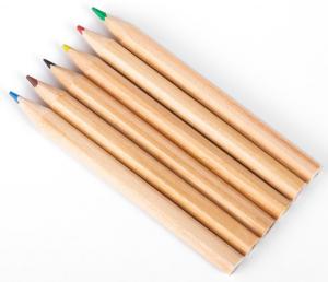 Sechs Mini-Holzstifte in verschiedenen Farben. Buntstifte für Kinderkunst.